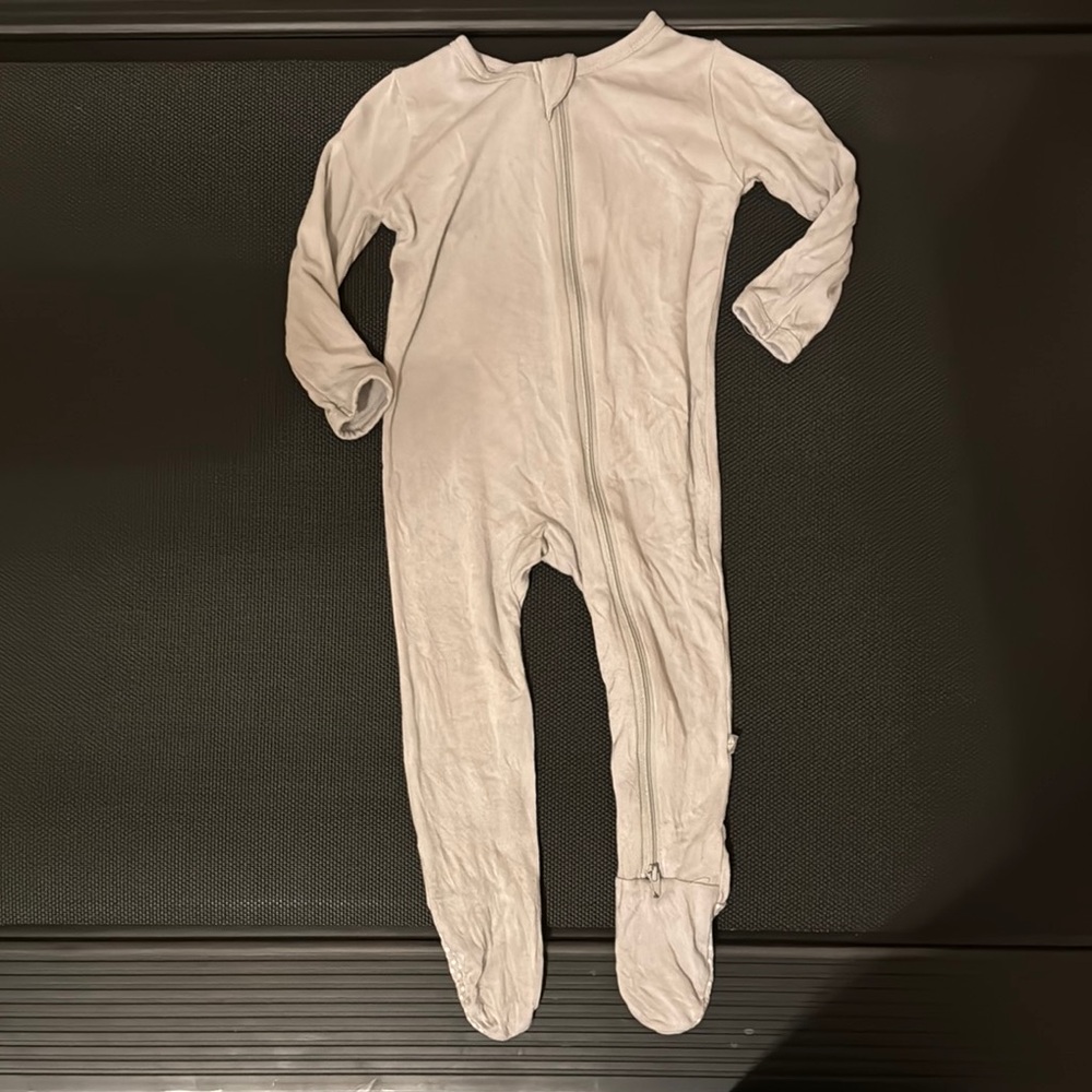Kyte BABY White and Silver Footies with Soft Fabric